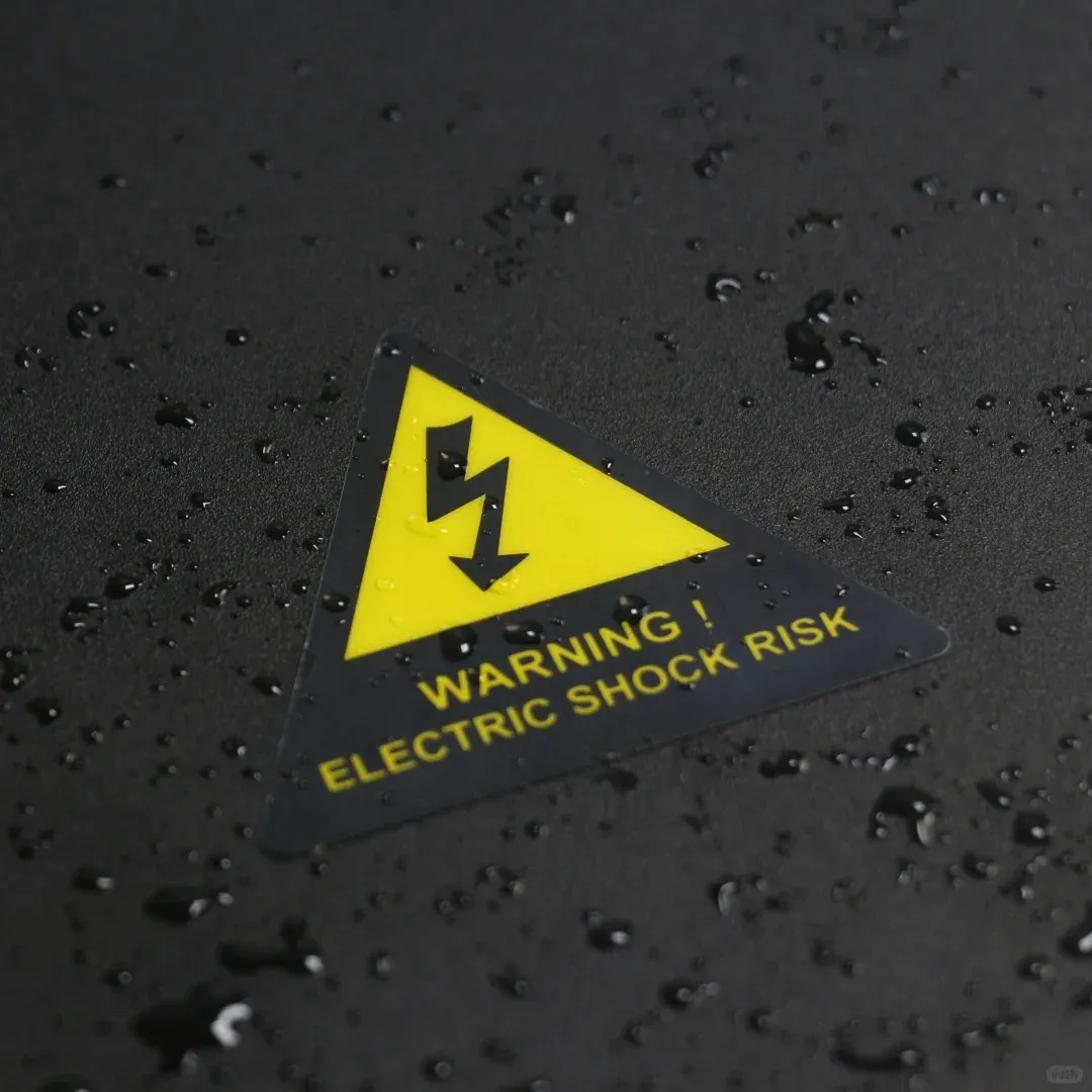 Welches Material sollte für wasserdichte Aufkleber ausgewählt werden?