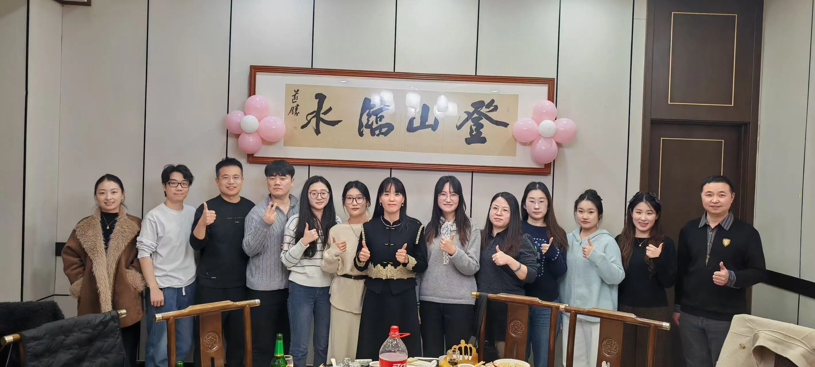 Ein lustiger Tag voller Essensspiel und Feier