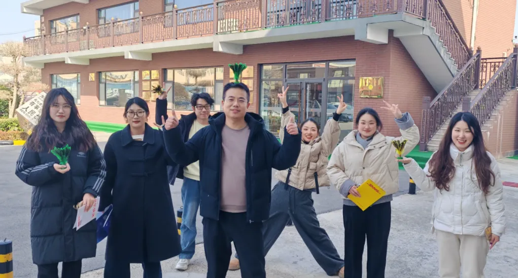 Kurze Mittagspause belebt das Büro mit Federball-Spaß